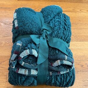 Cozy Green Textured Blanket with Plaid Accents Sherpa Very Fuzzy Cozy NEW